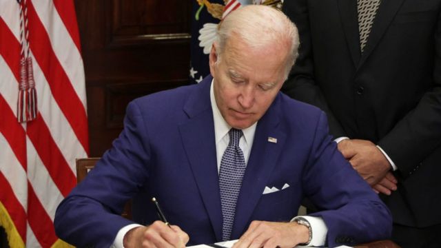 Biden firma ley de inversión para competir con China