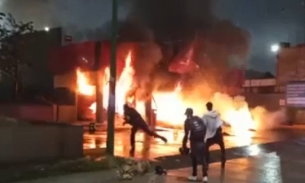 ¡Oxxo es incendiado en León! Mujer sufre quemaduras 