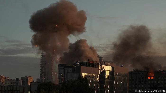 Tras ataque ruso, estructuras eléctricas en Kiev presentan daños