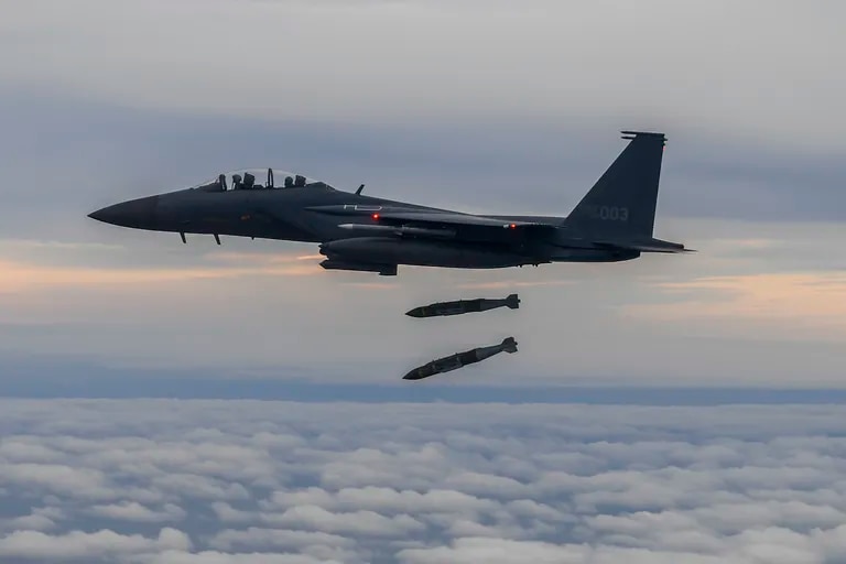 12 aviones de combate dispararon fuego en la frontera de Corea del Sur