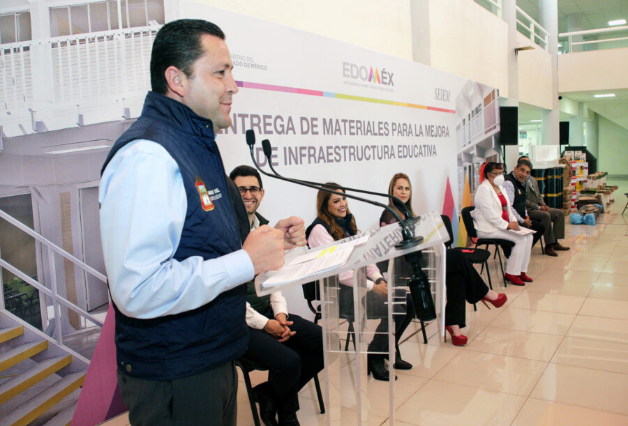 Gerardo Monroy Serrano, titular de la Seduc-Edoméx inició la entrega de recursos para rehabilitación. Foto: Cortesía