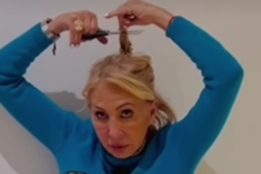 Laura Bozzo corta su cabello en apoyo a Irán