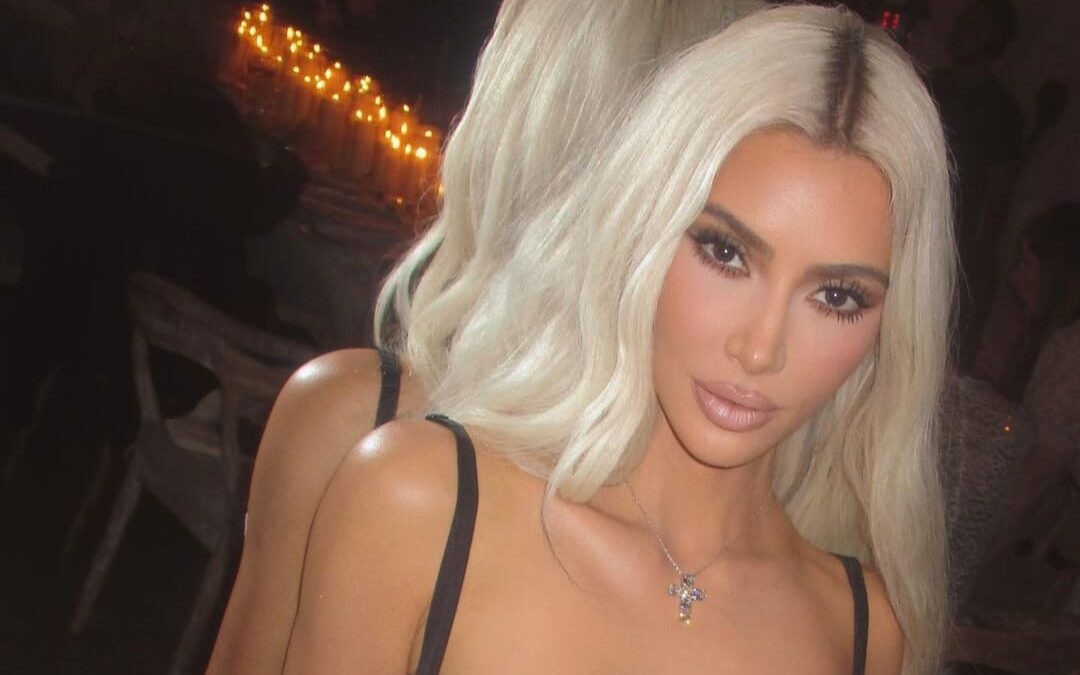 Kim Kardashian coloca inquietante decoración en su casa