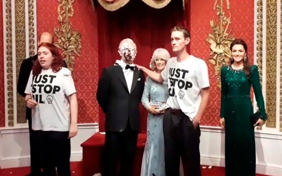 Activistas lanzaron pastel a la figura del Rey Carlos III