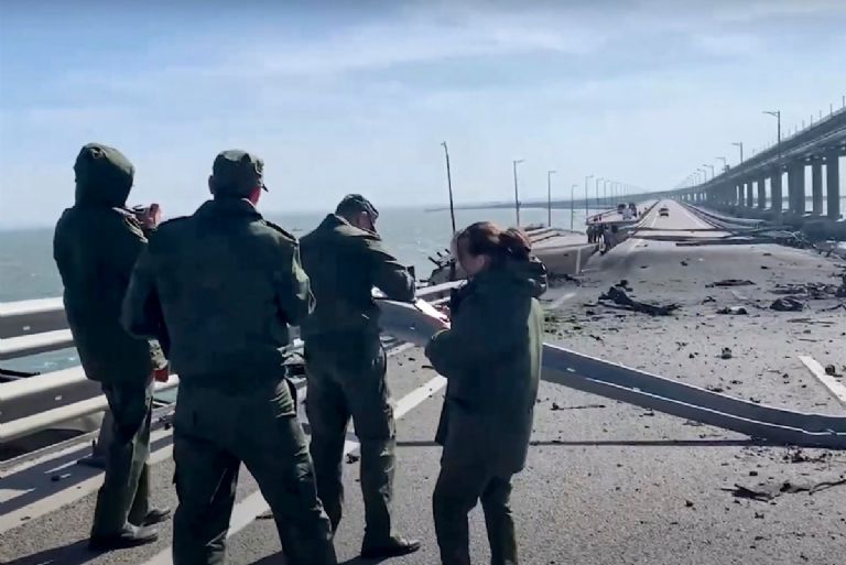 Explota puente Crimea que conectaba a Rusia y Ucrania