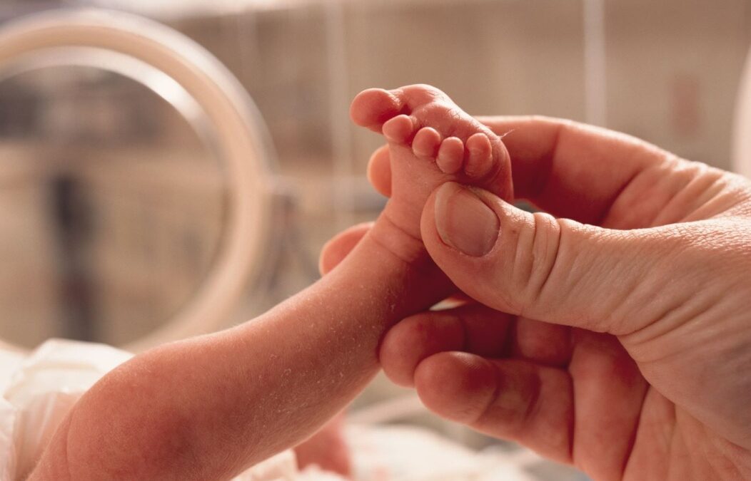 Milagro: médicos salvan a bebé prematuro nacido en crucero