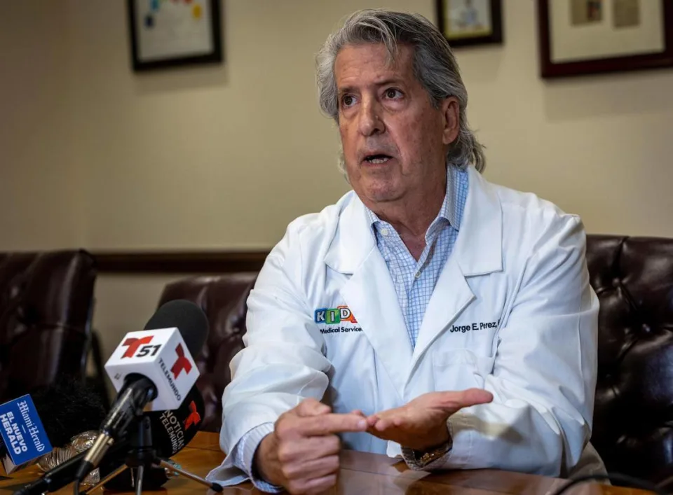 Dr. Jorge Pérez, especialista en neonatología, director médico de la Unidad de Cuidados Intensivos Neonatales (UCIN) y del Equipo de Transporte Neonatal de South Miami Hospital.