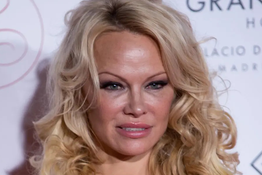 Pamela Anderson hace fuertes declaraciones en polémico libro
