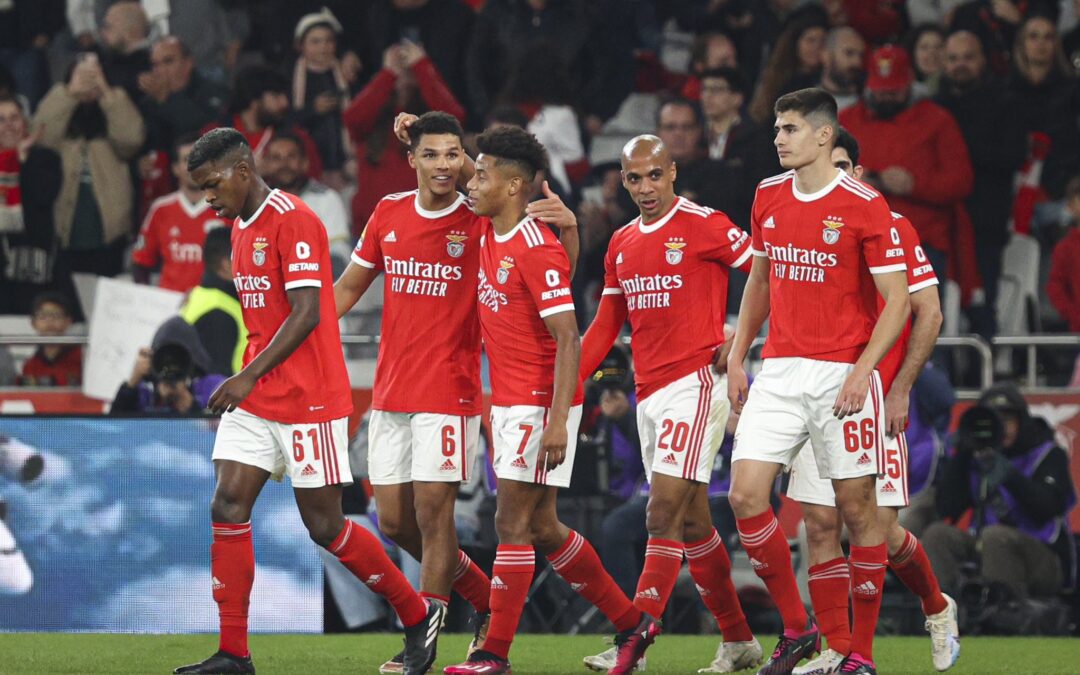 Benfica vence al Brujas y se enfila a los cuartos de final