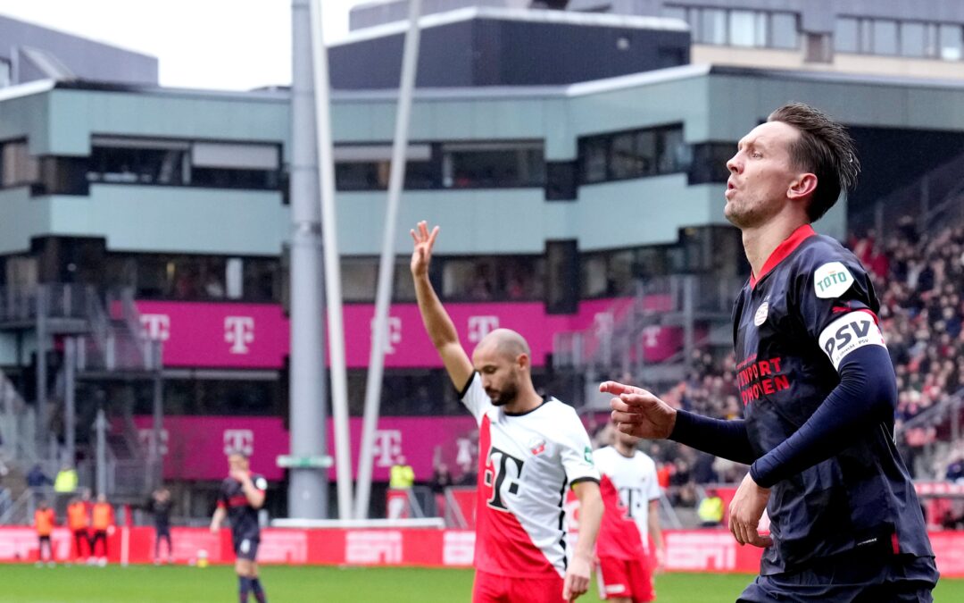 PSV deja ir puntos tras empatar con el Utrecht