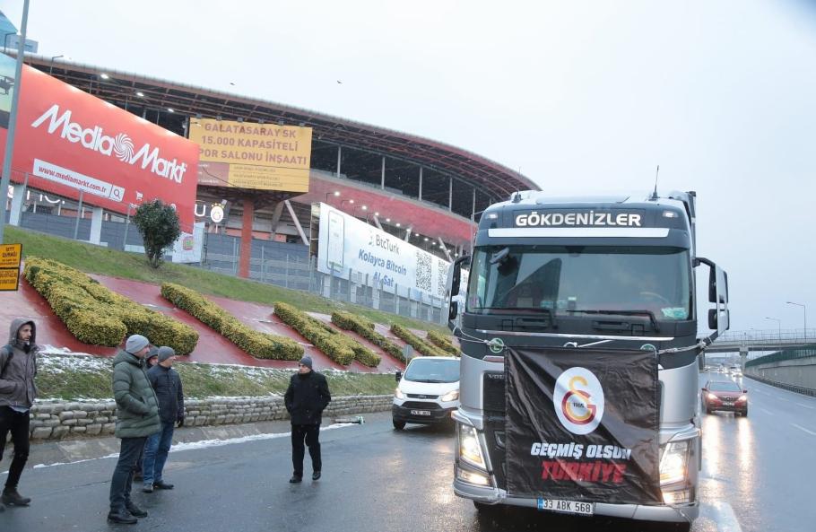 Clubes de futbol en Turquía brindan apoyo tras el terremoto