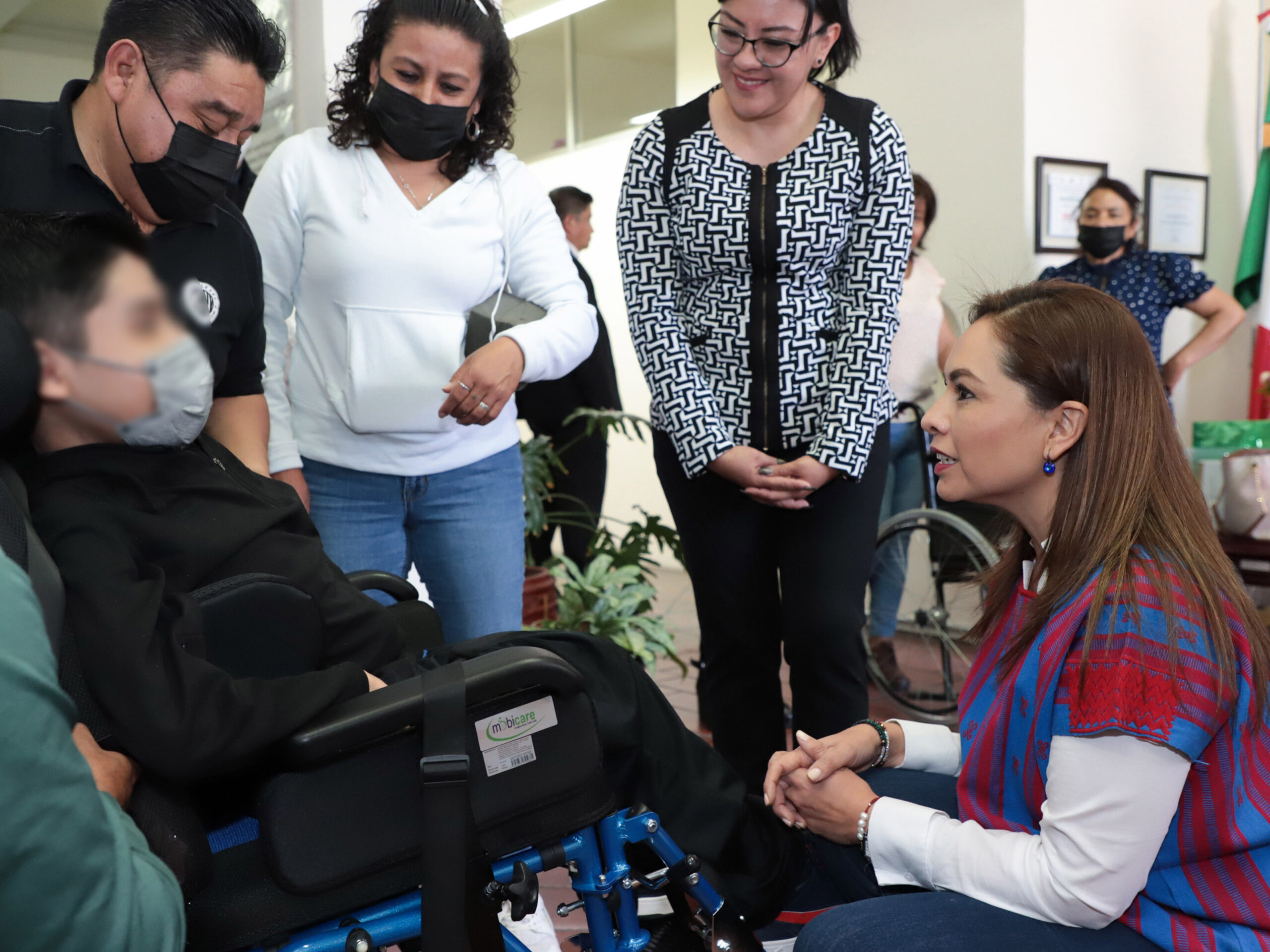 La presidenta honoraria del Patronato, Gaby Bonilla entregó aparatos especializados a poblanas y poblanos con discapacidad