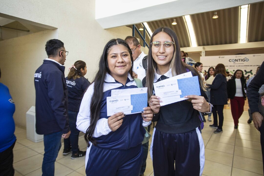 Entregan becas a estudiantes de la Normal del Estado de Querétaro