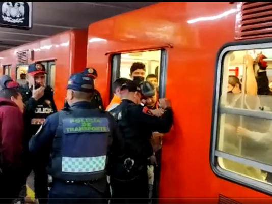 Hombre quedó prensado de un dedo en la puerta de un vagón del Metro de la Línea 3
