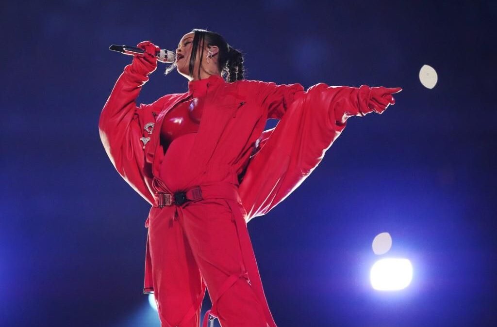 ¿Rihanna anuncia su segundo embarazo con su presentación en el Super Bowl?