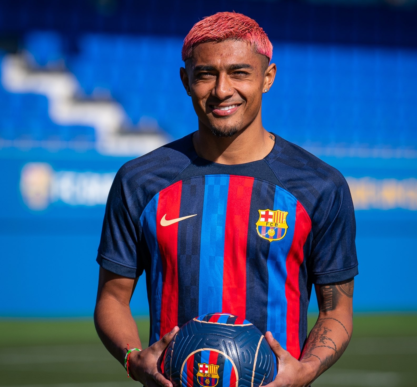 ¡Julián Araujo es anunciado oficialmente como nuevo jugador del Barcelona!