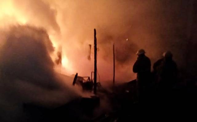 Carpintería se incendia en San Pedro Tultepec