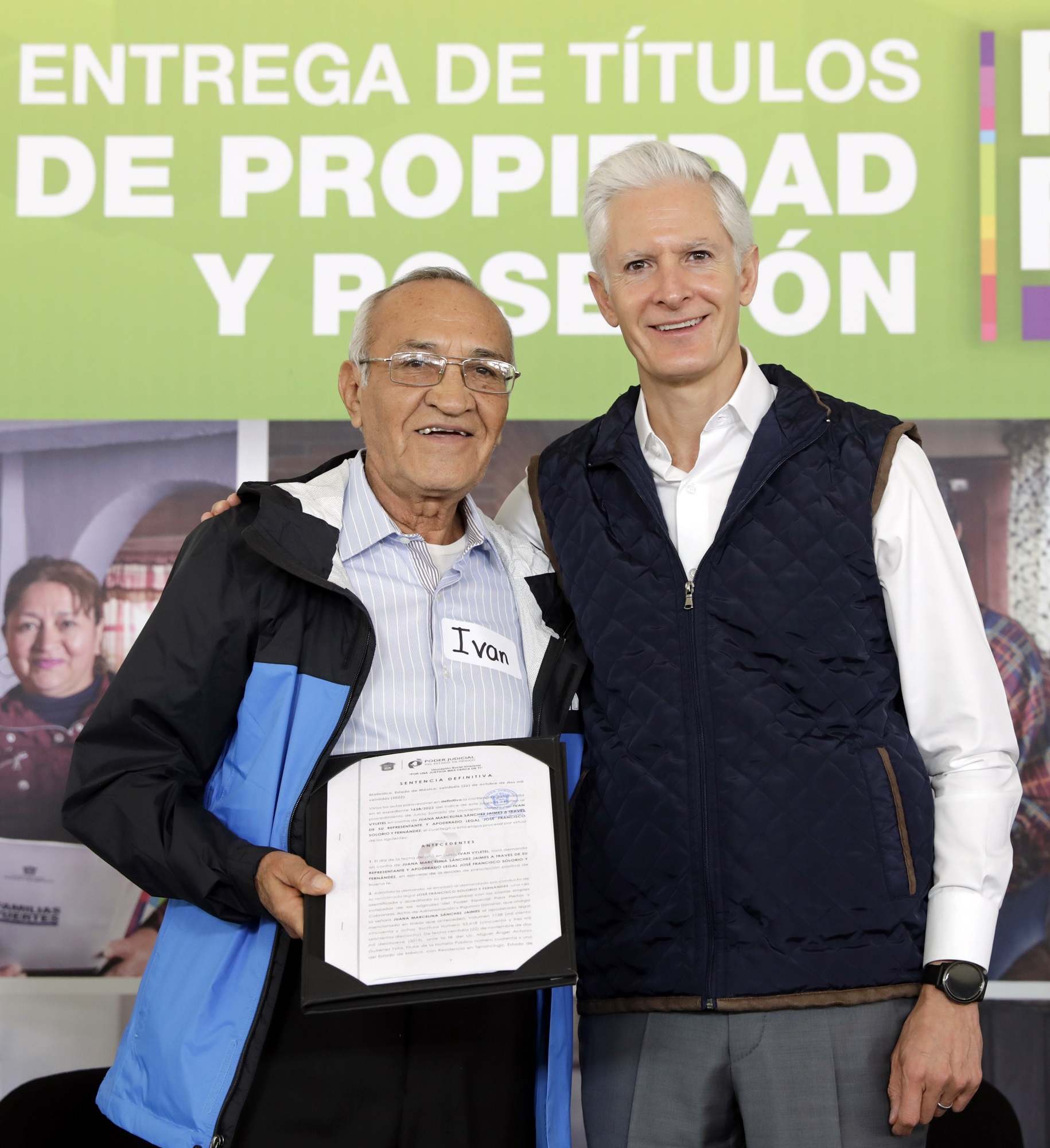 Alfredo Del Mazo entrega títulos de propiedad a familias mexiquenses