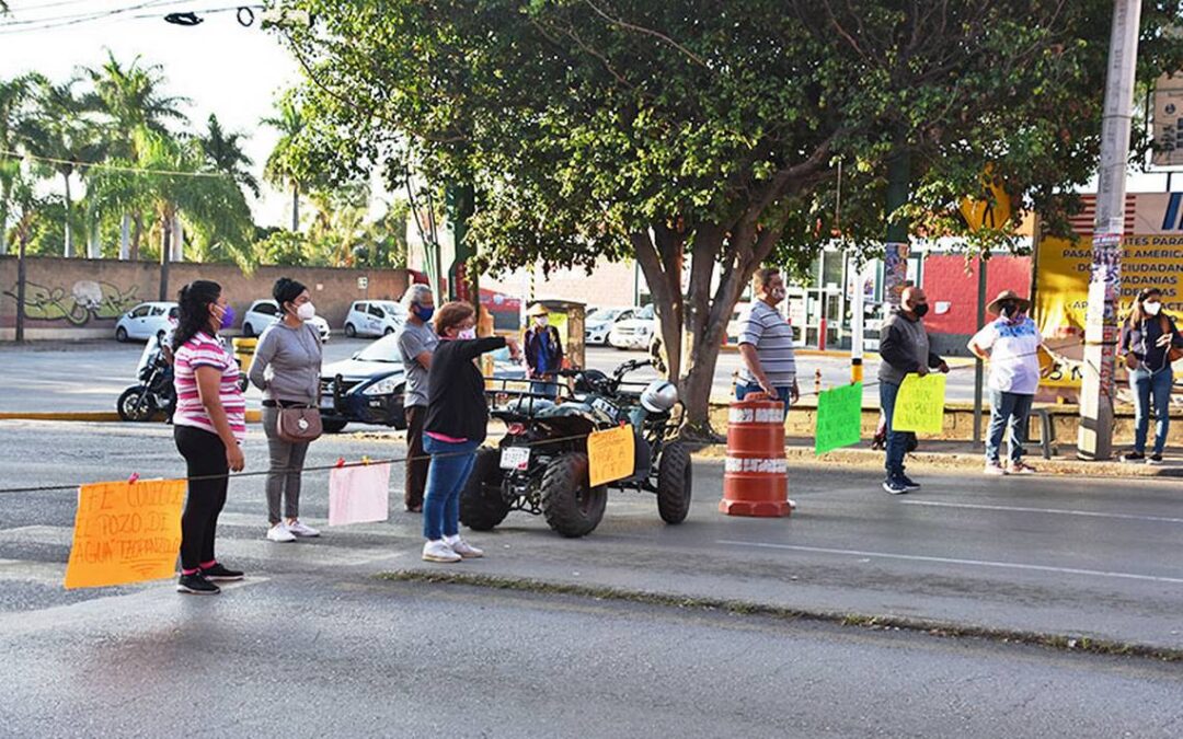 Ante falta de agua, vecinos bloquean las calles de Cuernavaca, Morelos
