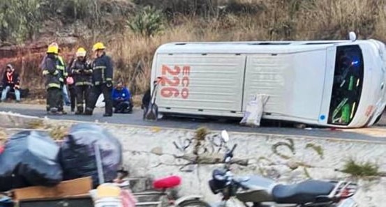 Se reporta volcadura de combi en Atizapán; hay 9 lesionados