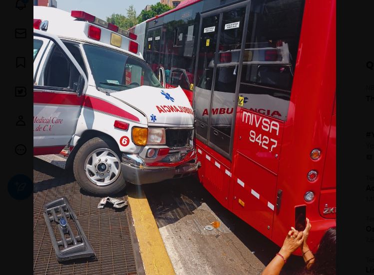 Ambulancia choca contra Metrobús; un paramédico resultó lesionado