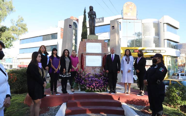 Placa conmemorativa es develada en Monumento a la Mujer en Pachuca
