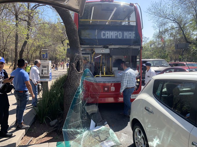 Metrobús choca con árbol. Foto: Tomada de Tw @israellorenzana