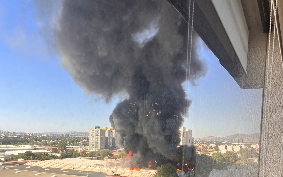 Se registra fuerte incendio en fábrica de Azcapotzalco