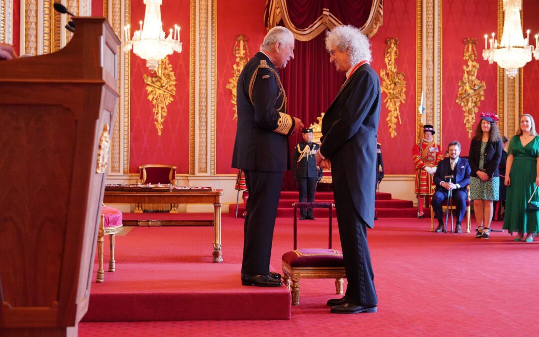 Brian May fue nombrado caballero por el Rey Carlos III