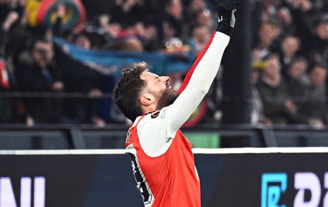 ‘Santi’ Giménez colabora en pase a cuartos del Feyenoord