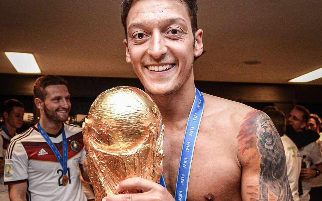 Mesut Özil, campeón del mundo, cuelga los botines