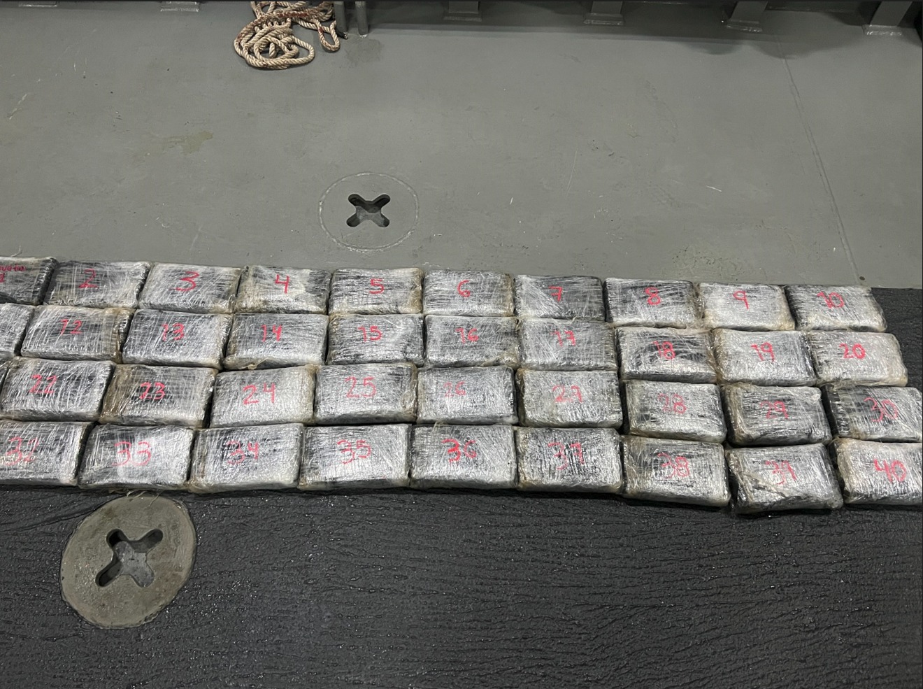 Paquetes con presunta cocaína. Foto: Semar