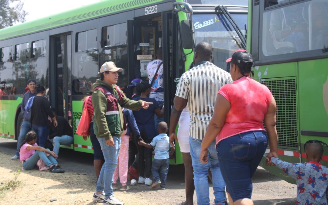 Continúan los traslados de migrantes a albergue de Tláhuac