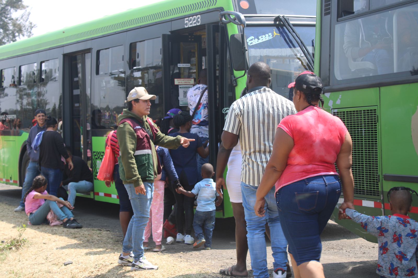Funcionarios de la Sibiso apoyan en el traslado de personas migrantes. Foto: Gob CDMX