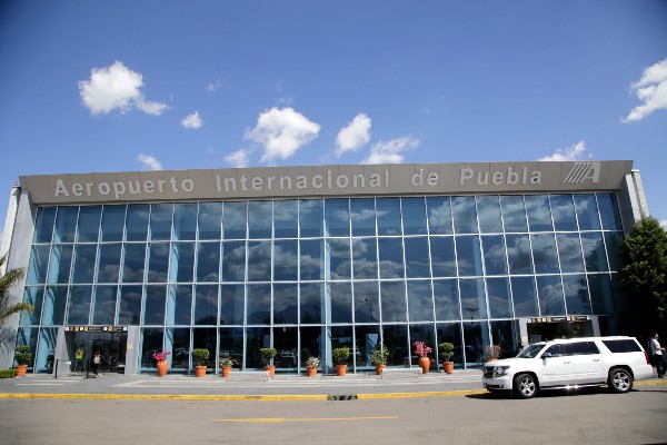 Aeropuerto de Puebla detiene operaciones por ceniza volcánica