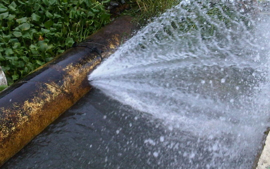 Vecinos reportan fuerte fuga de agua en la GAM