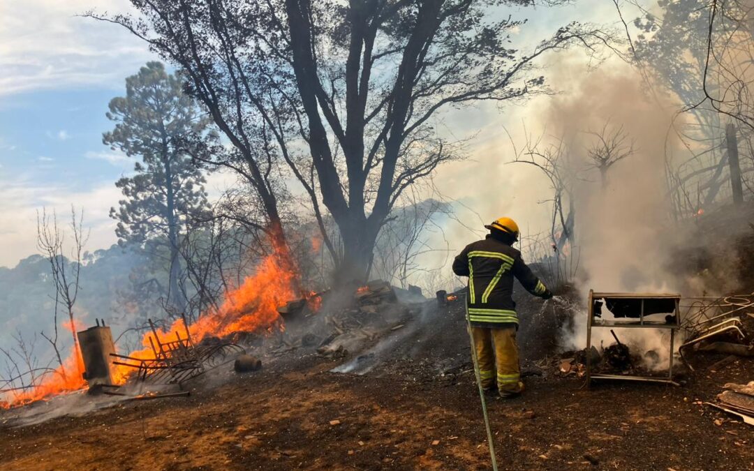 En riesgo viviendas y pobladores por incendio en bosque de Cuernavaca