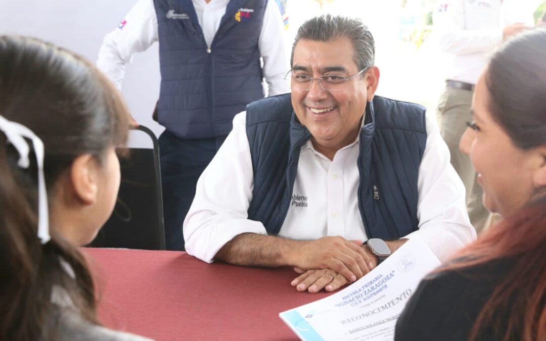 Sergio Salomón conoce el quirófano itinerante en Puebla
