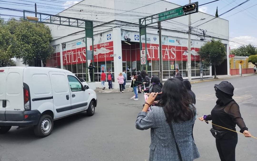 Feministas bloquean calles por desalojo en Toluca