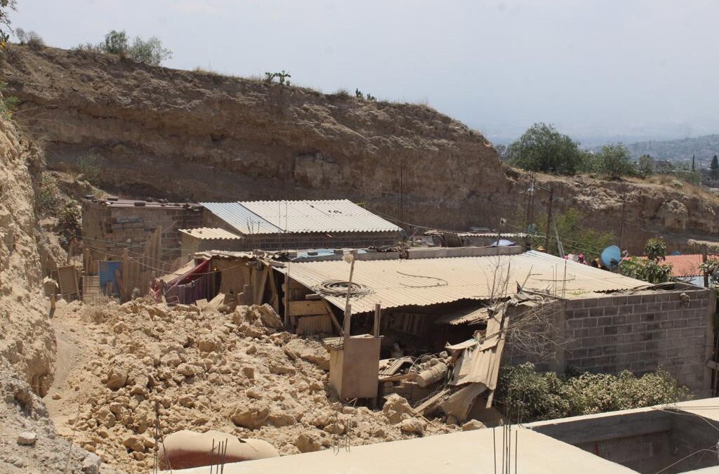 Desgaje de cerro pone en riesgo asentamiento irregular en Chimalhuacán
