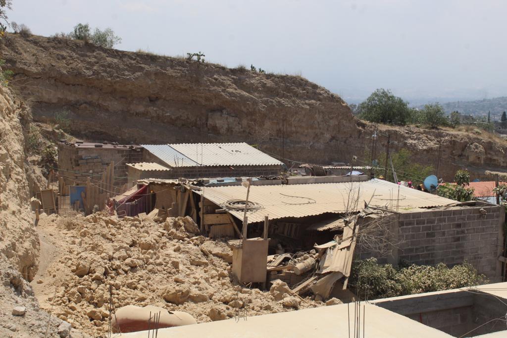 Desgaje de cerro pone en riesgo asentamiento irregular en Chimalhuacán