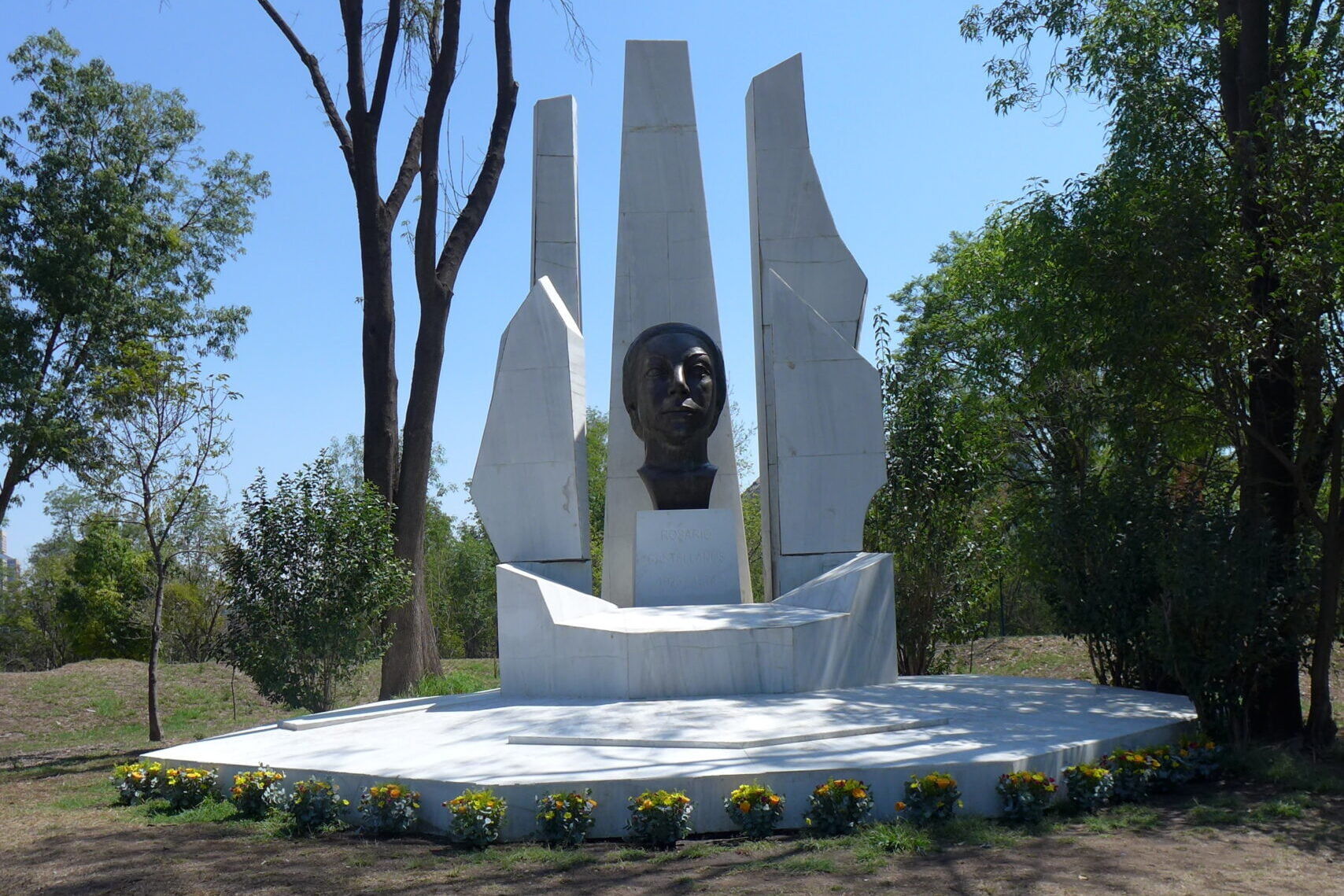 Se restaura con éxito el monumento a Rosario Castellanos