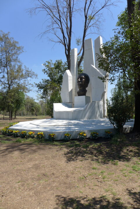 La escultura es de la maestra María Lagunes, artista mexicana que dedicó la obra a la escritora chiapaneca