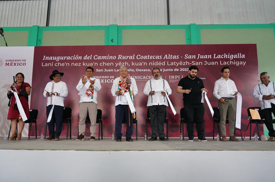 Inaugura Gobierno Federal camino Coatecas Altas-San Juan Lachigalla