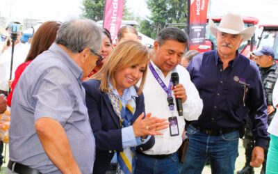 Entrega Lorena Cuéllar apoyos a productores de Tlaxcala