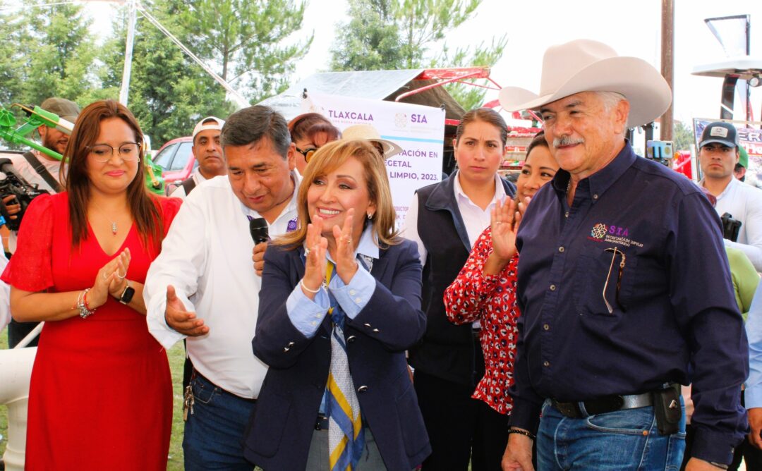 Entrega Lorena Cuéllar apoyos a productores de Tlaxcala