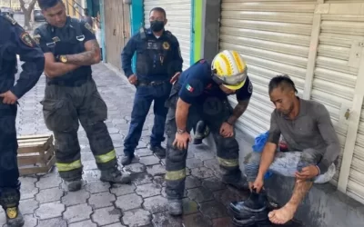 Hombre cayó en coladera bomberos lo rescatan-Venustiano Carranza