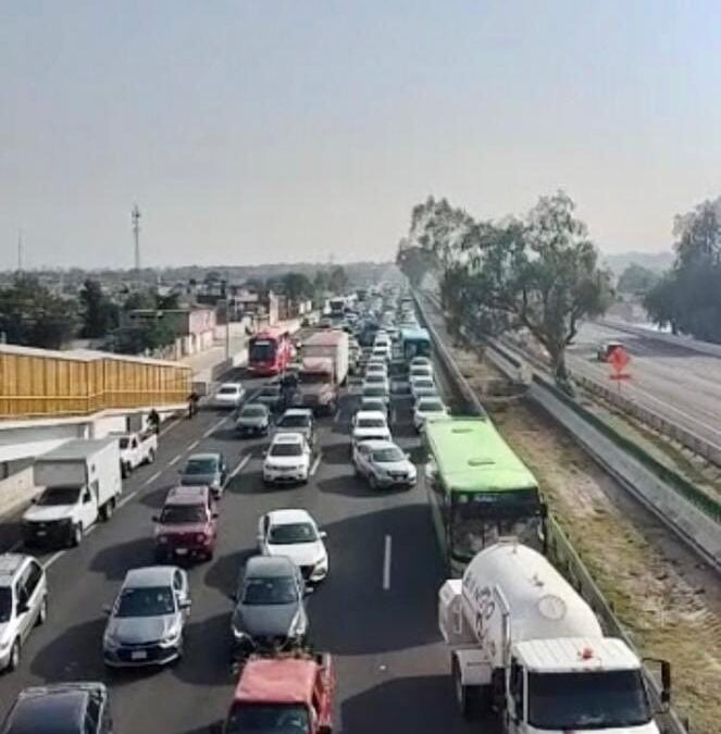 Vecinos de Tecámac bloquean autopista México-Pachuca