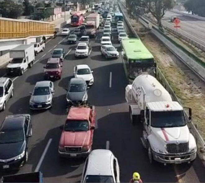 Vecinos de Tecámac bloquean autopista México-Pachuca. Foto: TW@FernandoCruzFr7