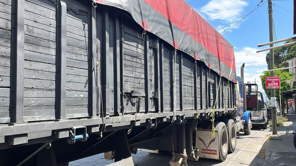 Rescata INM a 303 personas migrantes hacinadas en cajas secas de dos camiones